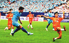两队小将赢得六万球迷喝彩