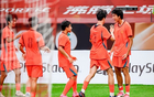 2-0到2-2到3-2！中国男足扬眉吐气：读秒绝杀英超豪门，登上榜首